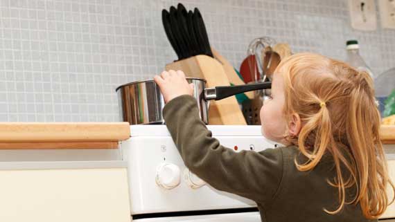 unfallgefahr-kindersicher-herd-kueche ToolSpot-570