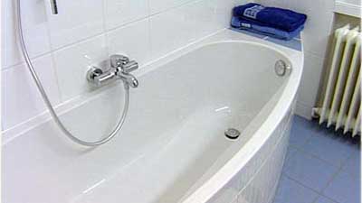 Schmale Badewanne